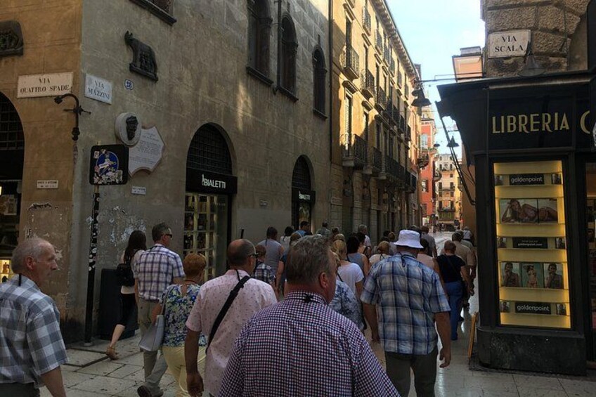 Walking tour in Verona with guide, through Via Mazzini in Verona, Likegarda tours 3