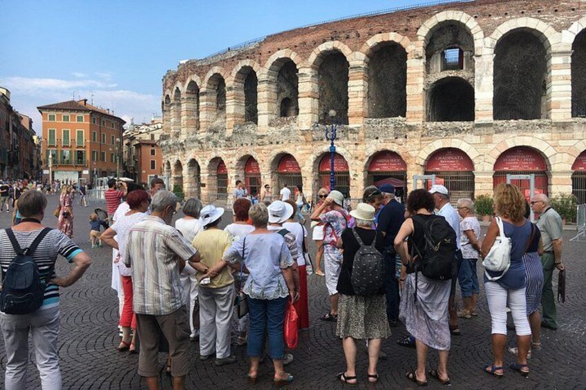 Piazza Bra, start the tour with the Official city guide, Likegarda 5