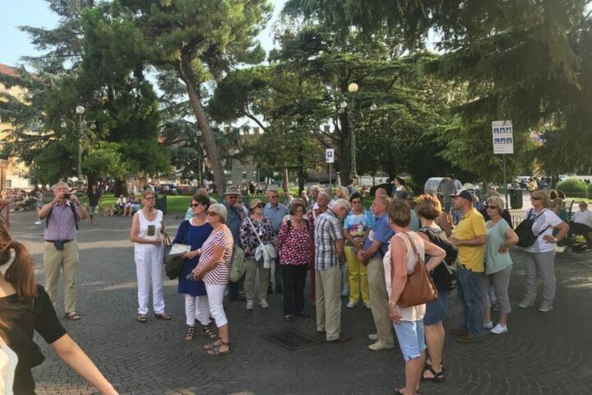 Piazza Bra, start the tour with the Official city guide, Likegarda 2