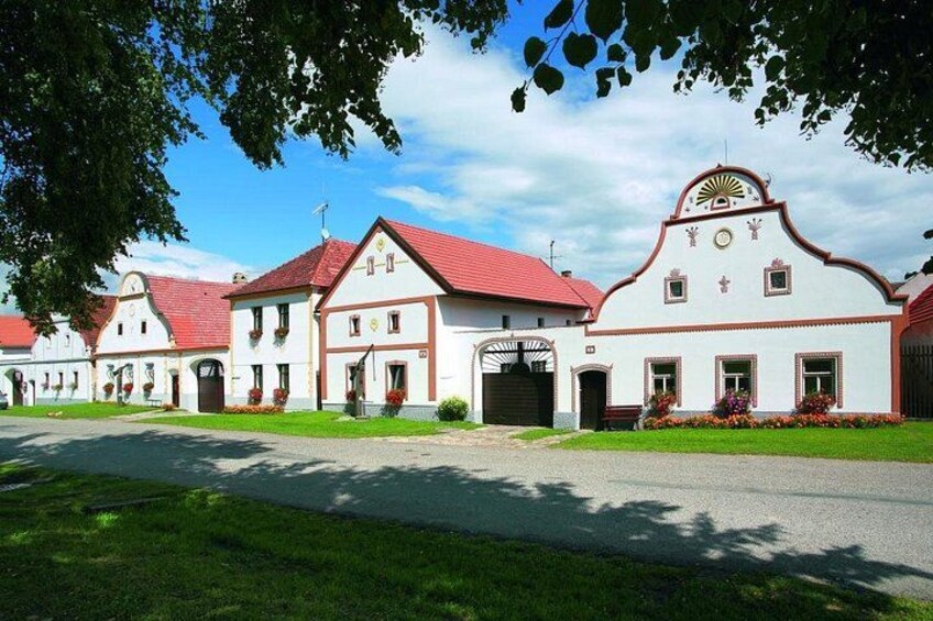Private one way Sightseeing transfer from Cesky Krumlov to Prague 1