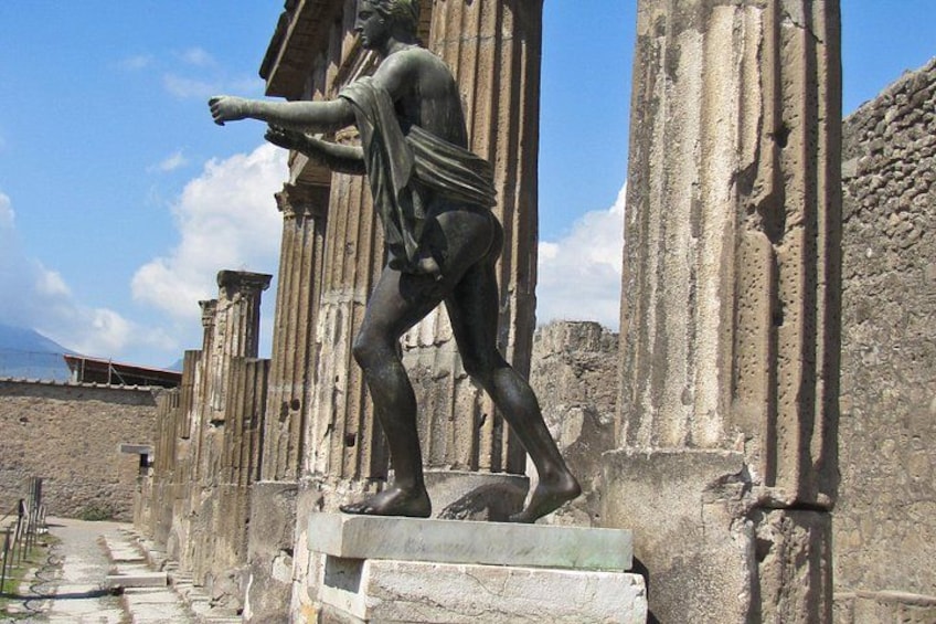 Admire the statue of Apollo on your tour of Pompeii 4