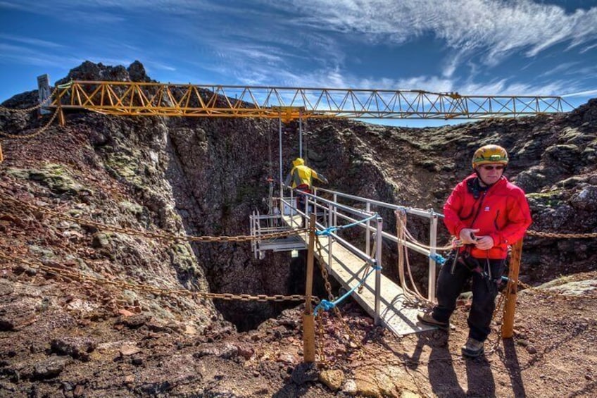 Eine Baustelle mit einer Metallbrücke und einer Treppe, die einen felsigen Untergrund hinabführt. 1