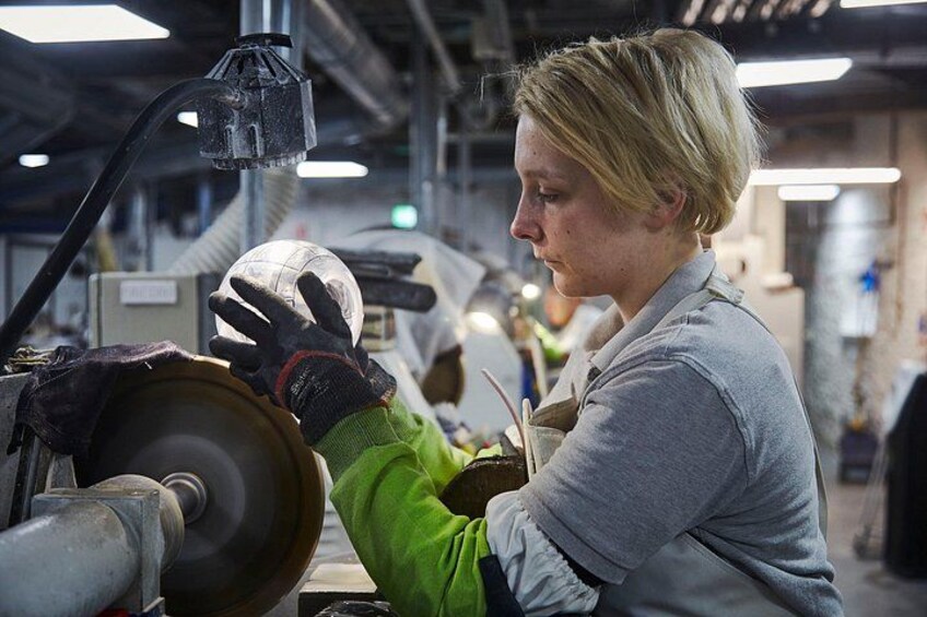 Una persona operando maquinaria en un entorno industrial. 4