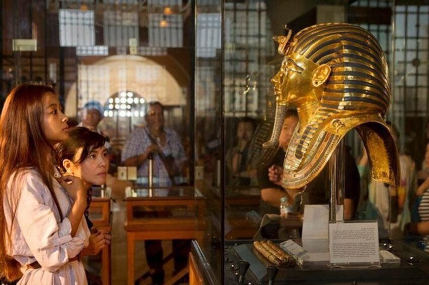En gylden egyptisk artefakt udstillet på et museum. 2