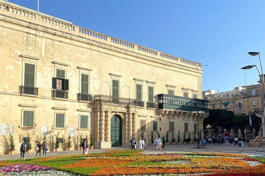 St. George square - prominent landmark in Valletta. 3