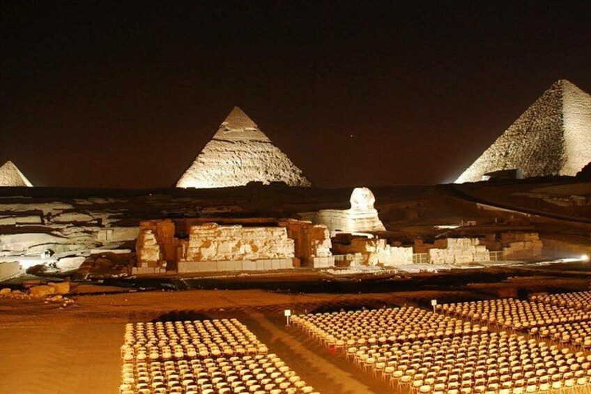 Die Pyramiden von Gizeh bei Nacht mit der Großen Sphinx im Vordergrund. 5
