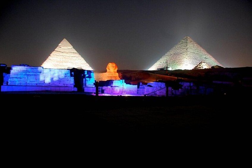 Erleuchtete Pyramiden und eine Sphinx bei Nacht. 2