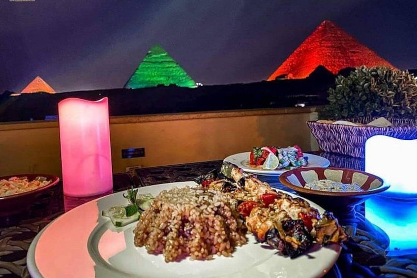Ein Tisch mit Essen und einer Pyramide im Hintergrund. 1