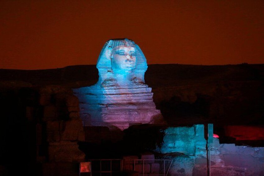 Eine große, beleuchtete Statue eines Pharaos bei Nacht. 3