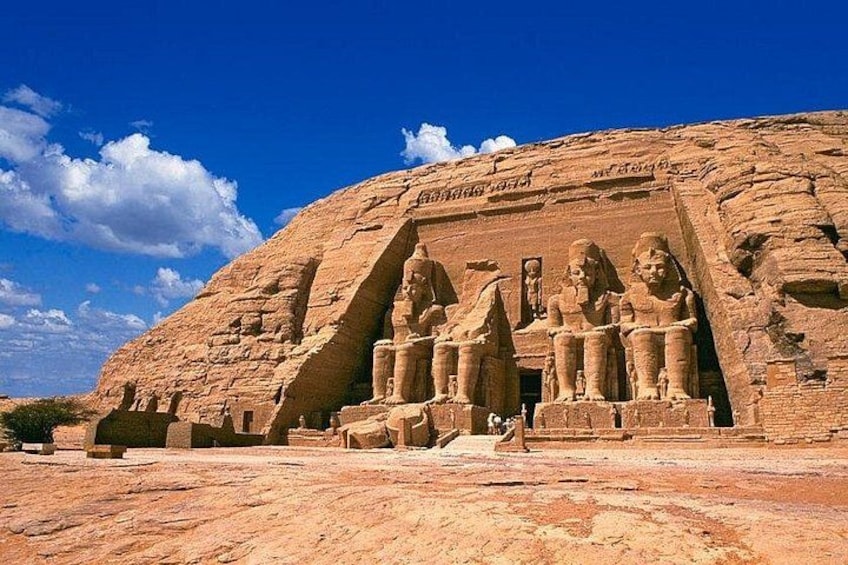 Ein imposantes Sandsteingebäude mit geschnitzten Figuren und Hieroglyphen. 2