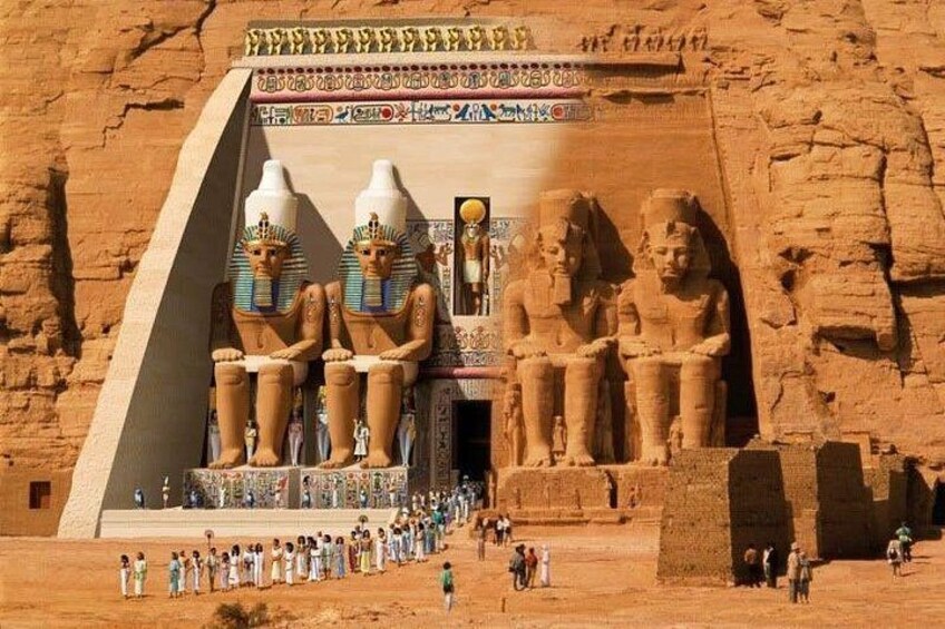 Ein großer, in Fels gehauener Tempel mit Statuen von Pharaonen und Hieroglyphen. 3