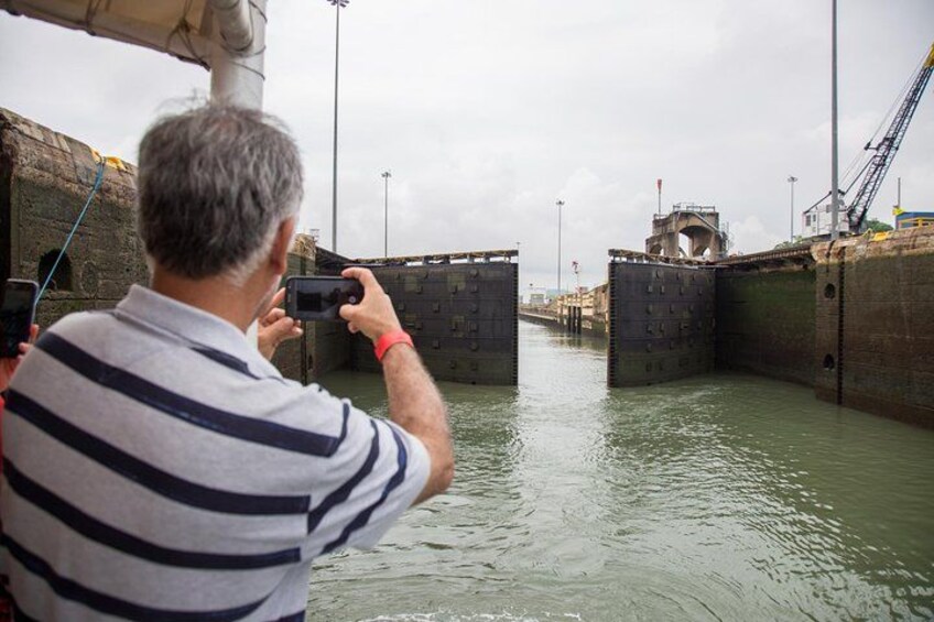 Un hombre fotografiando una imponente esclusa industrial. 4