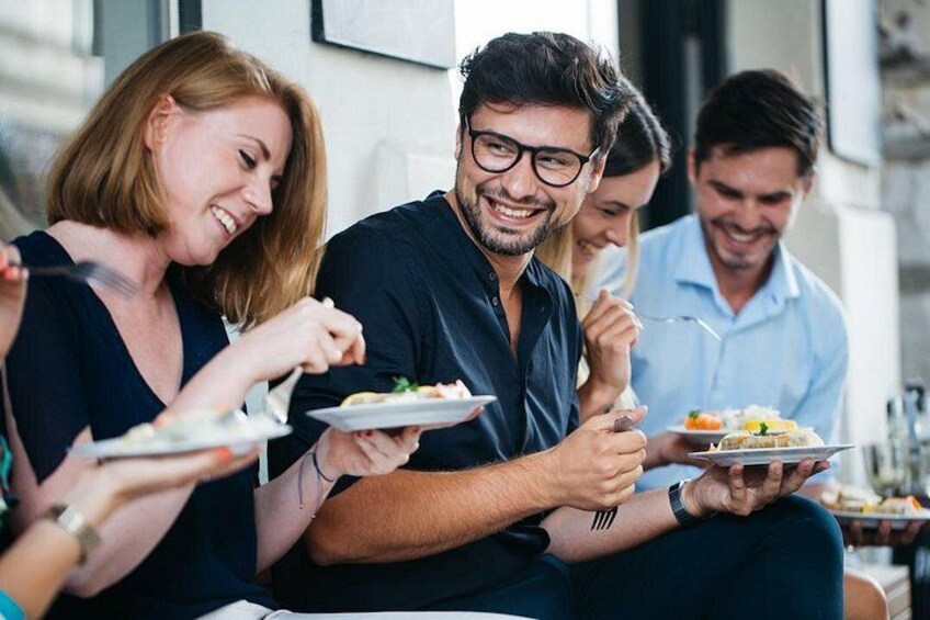 Een groep mensen zit aan tafel en eet. 4