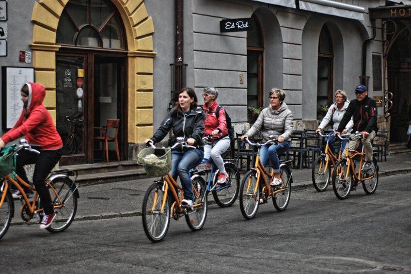 Un groupe de personnes fait du vélo dans une rue. 3