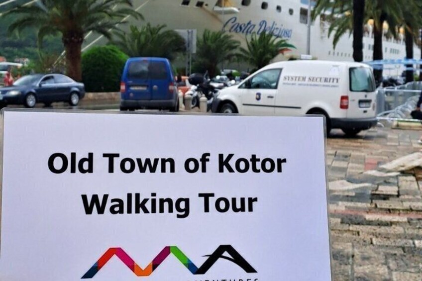Panneau indiquant le point de départ de la visite guidée à pied du Vieux Kotor. 2