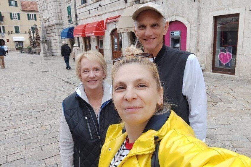 Une rue pavée bordée d’immeubles, avec un auvent rouge et une fenêtre en forme de cœur. 4
