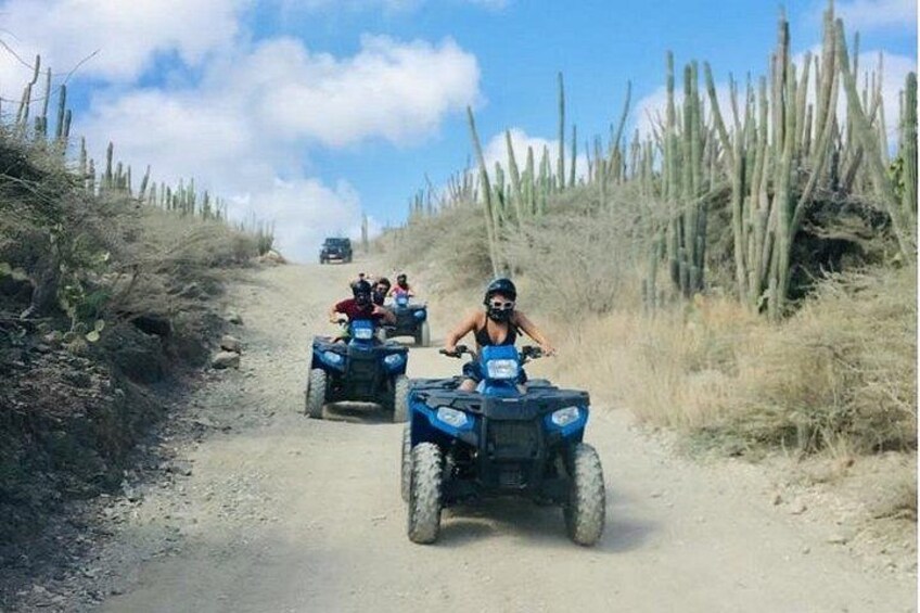 Un camino de tierra con vehículos todo terreno y un vehículo a lo lejos. 2