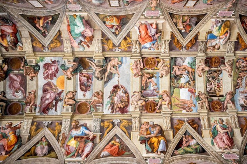 Eine detailreiche Wandmalerei mit zahlreichen Figuren und Szenen, darunter Engel und menschliche Gestalten, in einem klassizistischen Architekturrahmen. 2