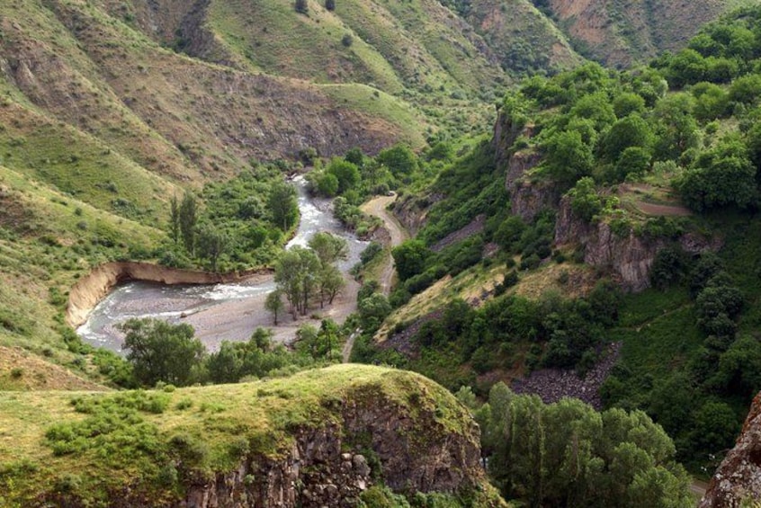 Un río serpentea por un valle con acantilados escarpados y vegetación exuberante. 3