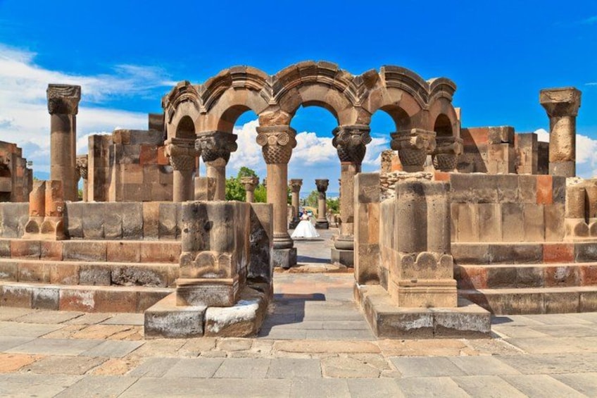 Ruinas de piedra antiguas con arcos y columnas. 3