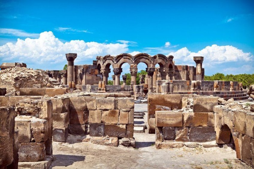 Antiche rovine con archi e colonne. 1