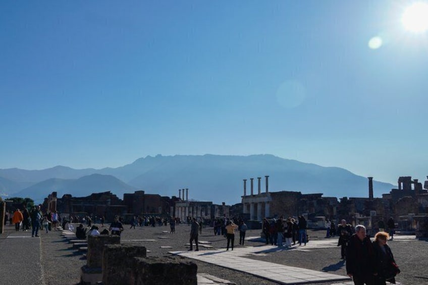 Eine historische Stätte mit Ruinen und blauem Himmel. 2