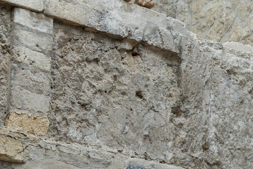 Primer plano de un muro de piedra erosionado y con grietas. 2