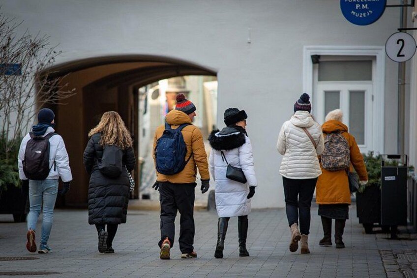 Un groupe de personnes marche sur un trottoir, certaines portant des sacs à dos. 5