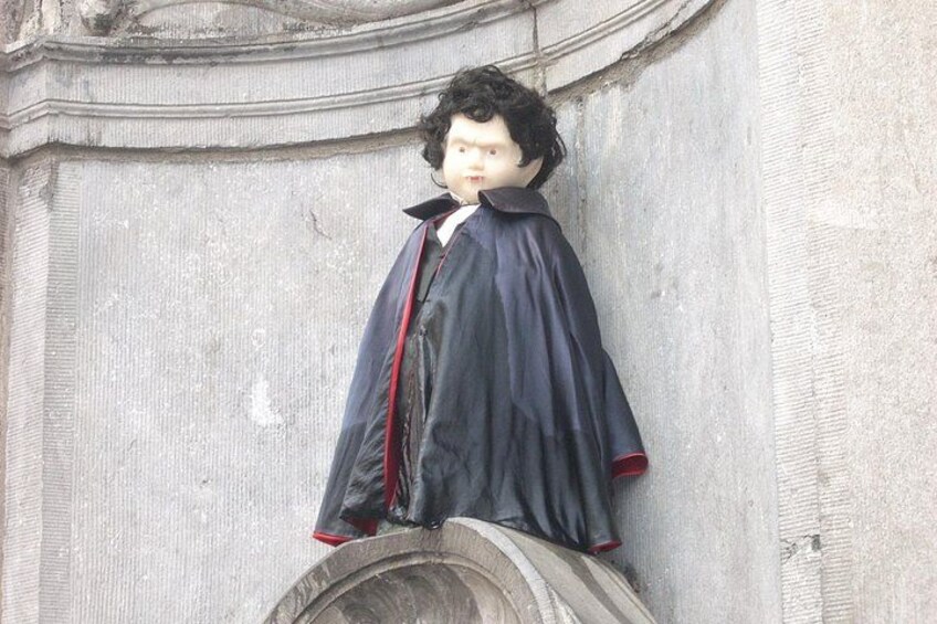 Manneken dressed as Dracula 4