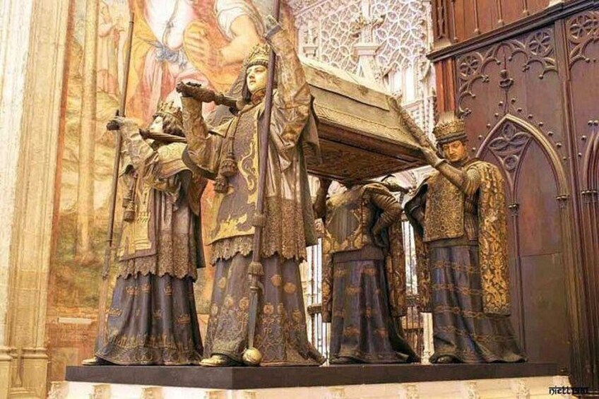 Une statue religieuse aux sculptures complexes, se détachant sur un fond d’architecture richement décorée. 5