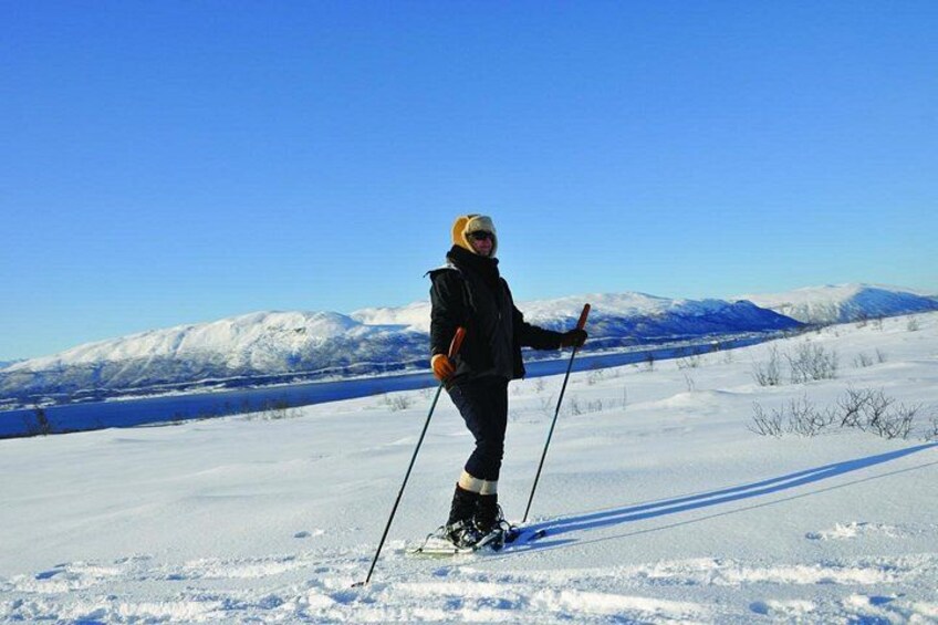 Une personne fait du ski dans un paysage enneigé, avec des montagnes en arrière-plan. 4