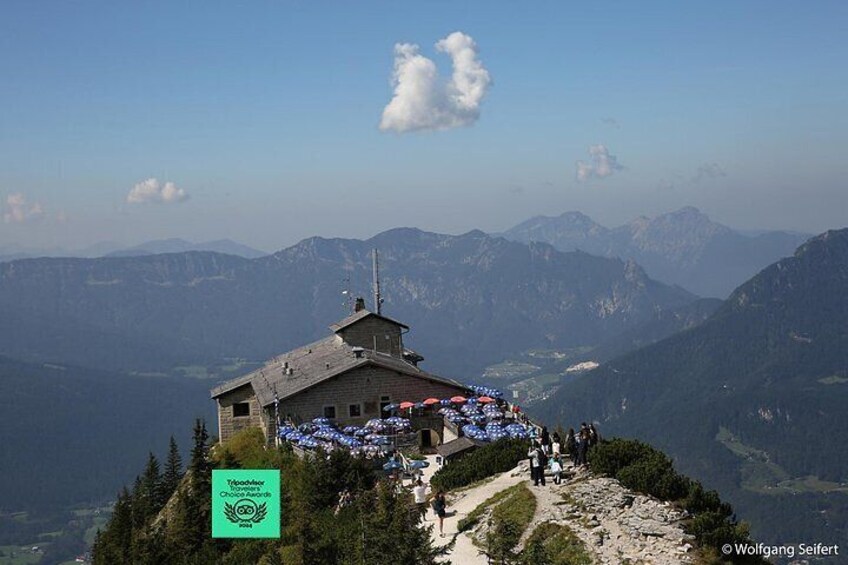 Rifugio alpino con vista chiara sulle montagne circostanti. 2