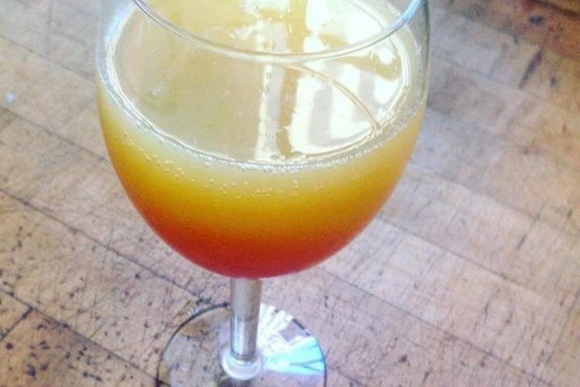 Un vaso de jugo de naranja sobre una superficie de mármol. 2