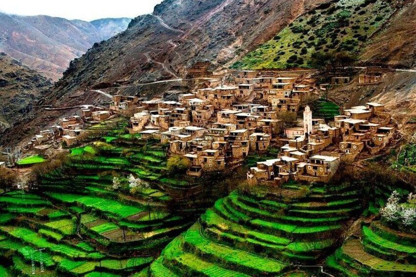Un pueblo enclavado en campos escalonados rodeado de montañas. 1