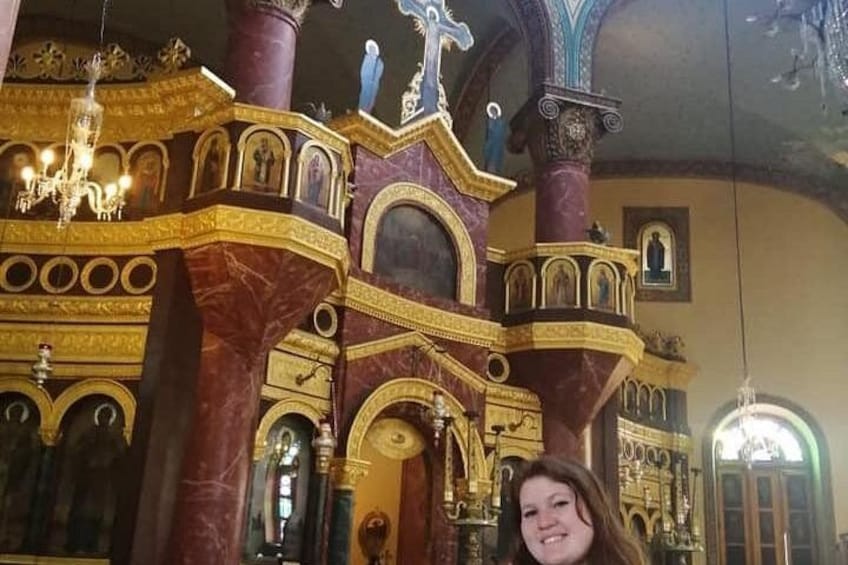 Un intérieur somptueux, agrémenté de détails dorés et surmonté d’un lustre. 2