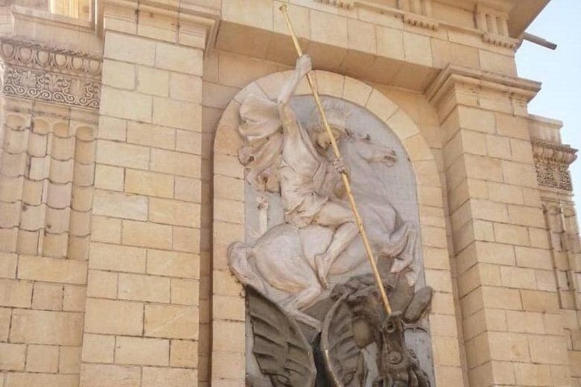 Une arche en pierre ornée d’un bas-relief représentant une figure à cheval. 5