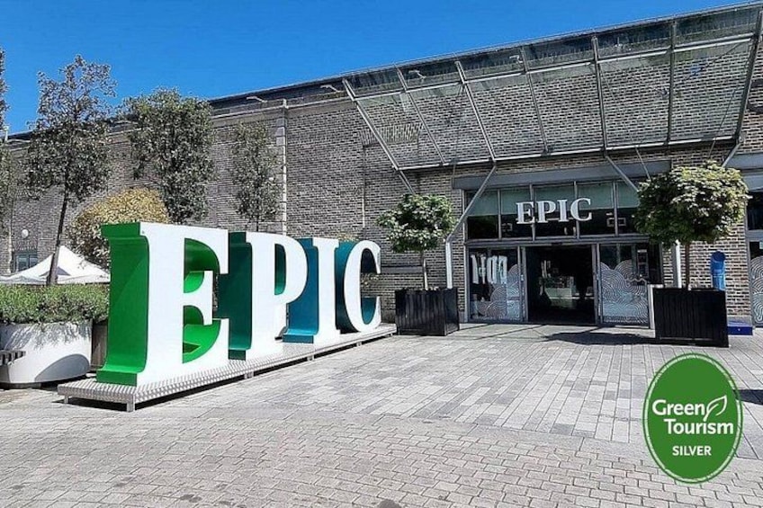 En bygning med et stort skilt, der viser ordet 'EPIC', og en logo for 'Green Tourism Silver'. 1