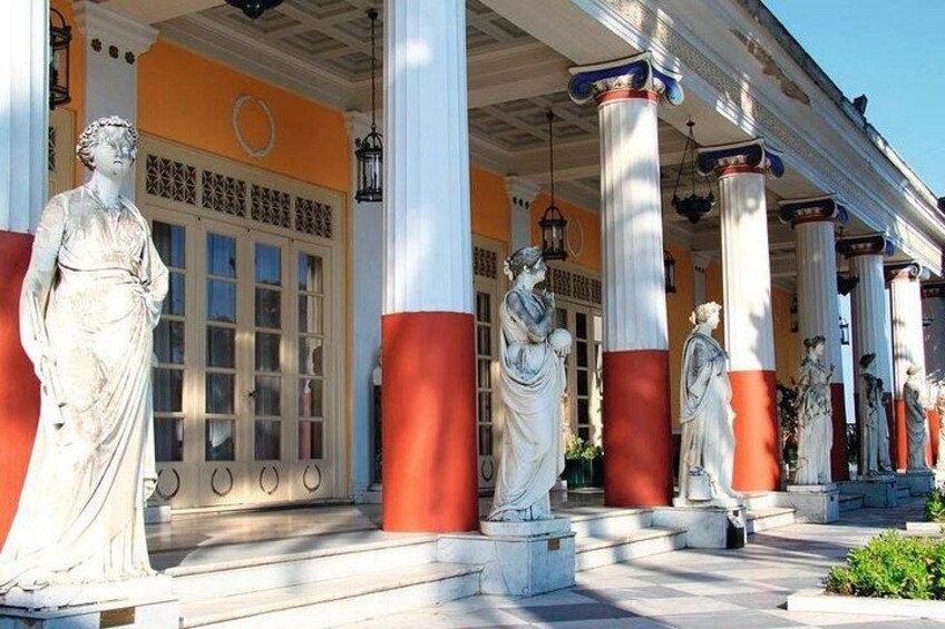 Une façade de style classique, ornée de colonnes et de statues. 3