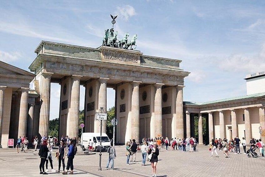 Walk through the most famous monument in Germany, the Brandenburg Gate 2