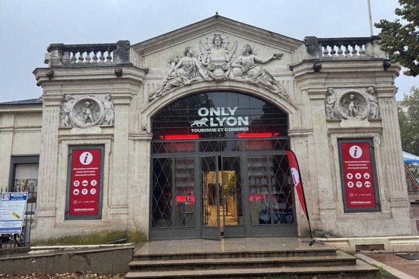 Un bâtiment portant l’enseigne « Only Lyon » et arborant une banderole rouge avec du texte blanc. 2