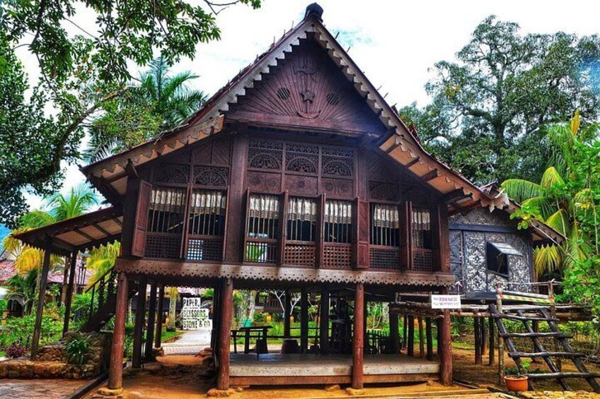 Learn about the fascinating legend of Princess Mahsuri and her curse at the traditional reconstructed Malay house of Makam Mahsuri. 4