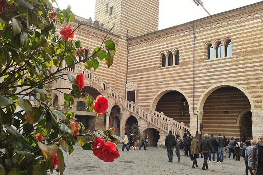 Un edificio storico con archi e una scalinata. 2