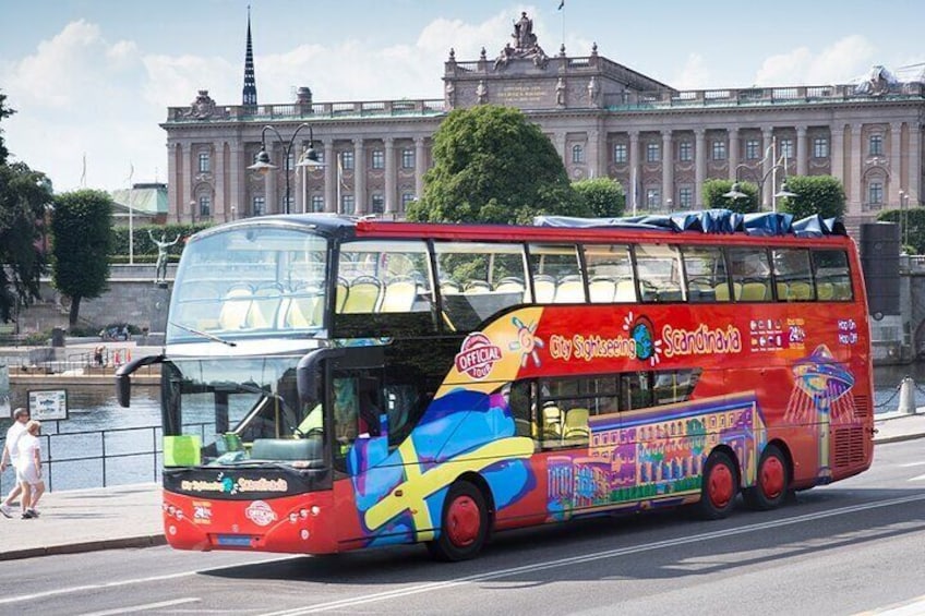 Un autobus à deux étages décoré de motifs colorés sur le thème scandinave. 1