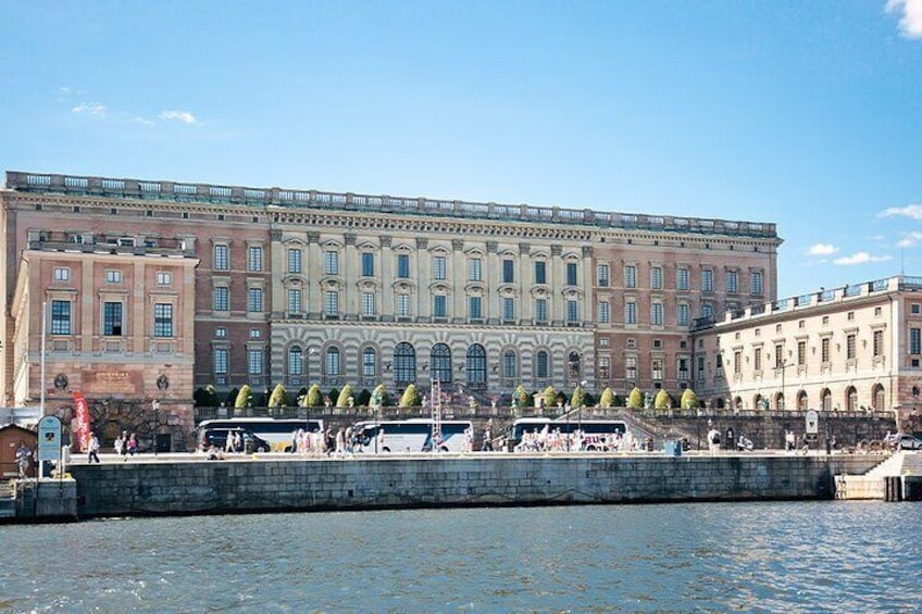 Un grand bâtiment historique doté de nombreuses fenêtres, avec un quai en premier plan. 4
