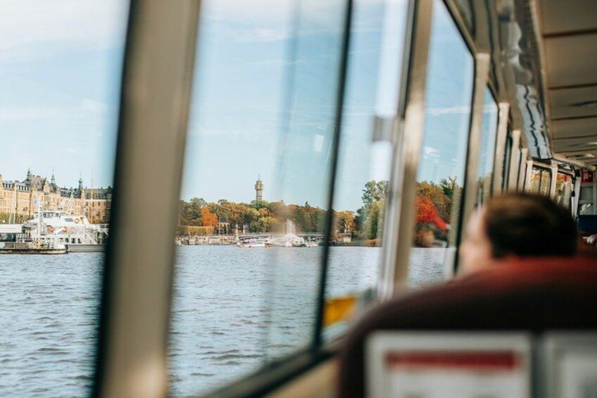 Un río con barcos, un puente y edificios al fondo. 3
