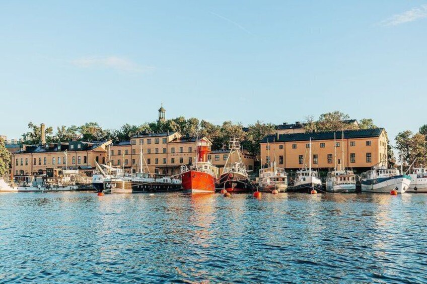 Ein Hafen mit Booten, Gebäuden und einem Leuchtturm. 2