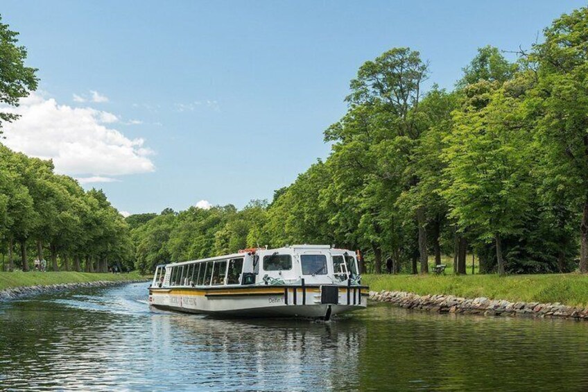 Ein Flussdampfer auf einem ruhigen Fluss, umgeben von üppiger Vegetation. 5