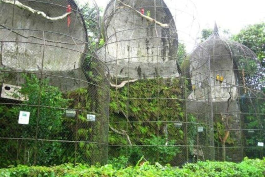 Ein von einer Mauer umgebenes Gelände mit Steinbauten und viel Grün. 3