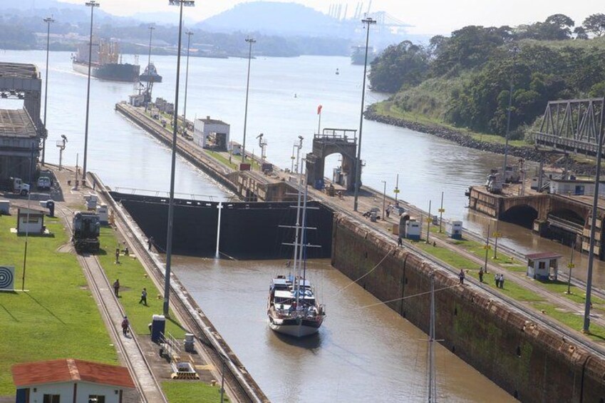 Un canal avec un bateau, des infrastructures fluviales et un pont. 3
