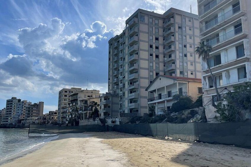 Een strand met hoge gebouwen op de achtergrond. 3